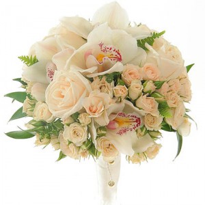 Букет невесты кустовой розой